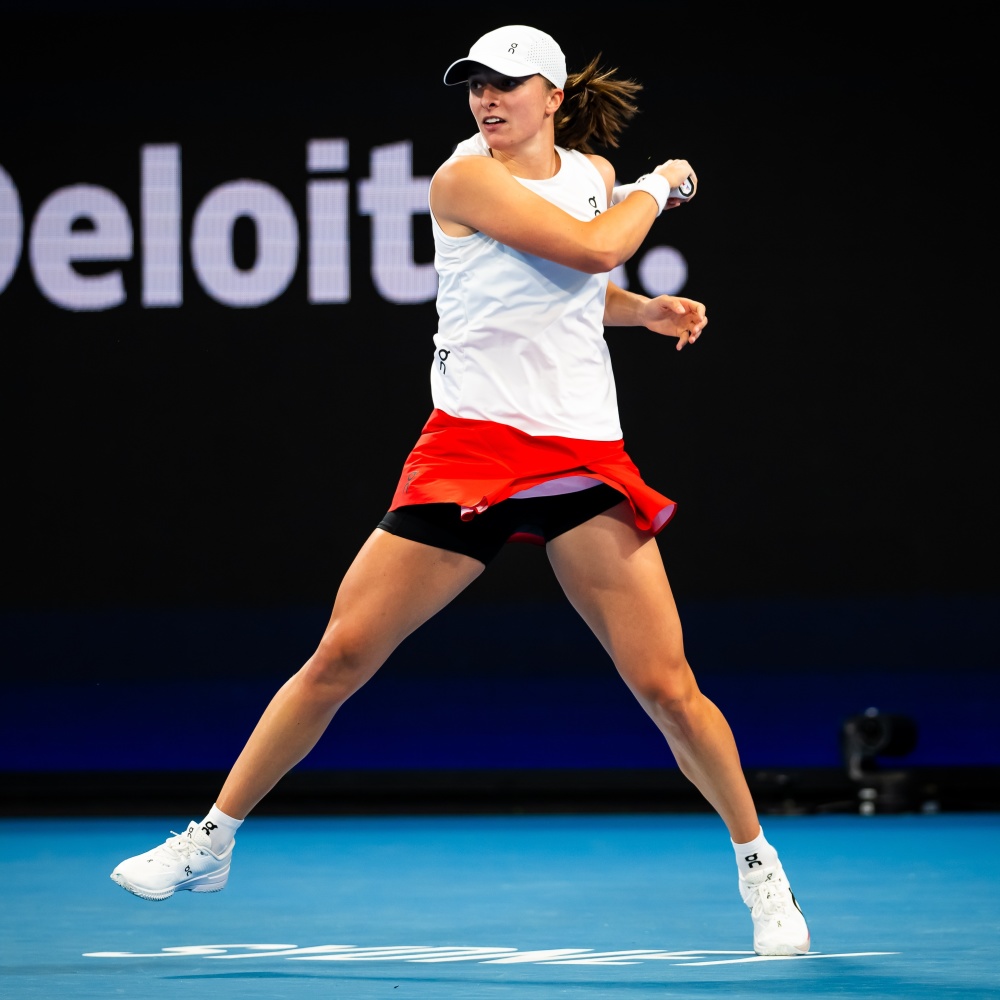 足总杯八强战激情夜！斯瓦泰克里突外投，曼城爆冷马德里竞技(郑钦文回应战胜世界第一斯瓦泰克)